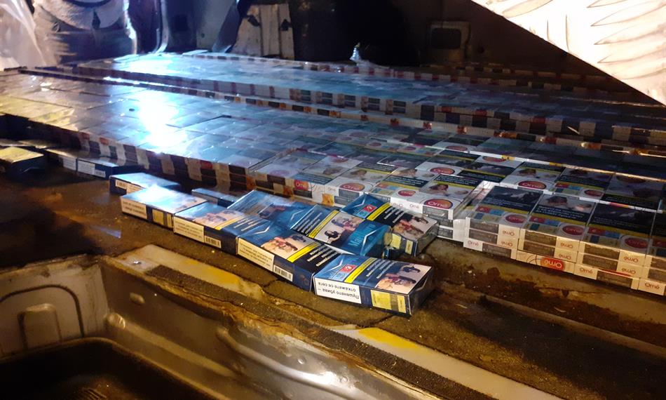 cigarety pod podlahou dodávky